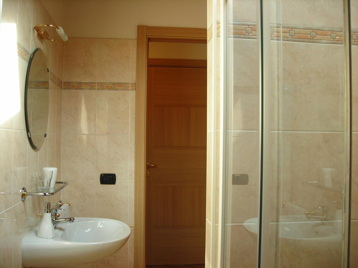 La Folaga Bed & Breakfast Гавирате Екстериор снимка